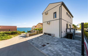 Stunning Apartment In Rtina With Wifi
